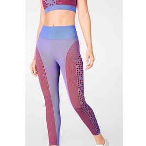 Fabletics Set: Seamless Sports Bra & Capri (M)